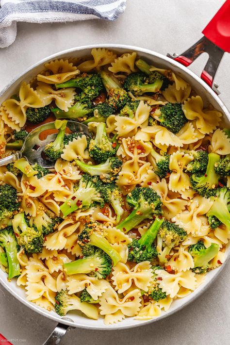 garlic broccoli stir fry recipe - #broccoli #stir-fry #pasta #recipe - This broccoli stir fry recipe with pasta cannot get easier or quicker! It's loaded with flavor and ready in less than 30mn. - #recipe by #eatwell101 Garlic Broccoli, Vegetarian Meal Prep, Broccoli Stir Fry, Broccoli Pasta, Pasta Dinner Recipes, Fresh Broccoli, Broccoli Recipes, Healthy Pastas, Stir Fry Recipes