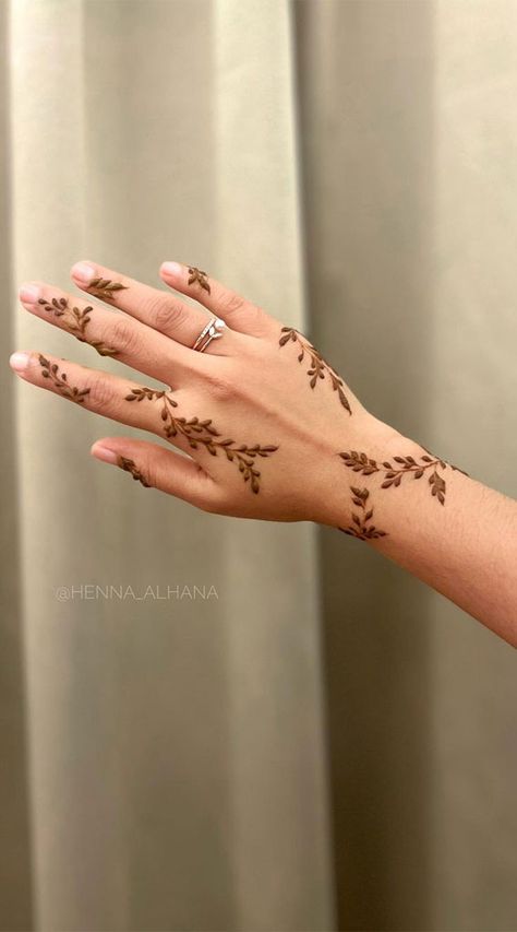 Palm Henna Designs, Small Henna Designs, Henna Style Tattoos, Jagua Henna, Small Henna, Henna Designs Wrist, Henna Inspired Tattoos, Henna Designs For Kids, Tato Henna