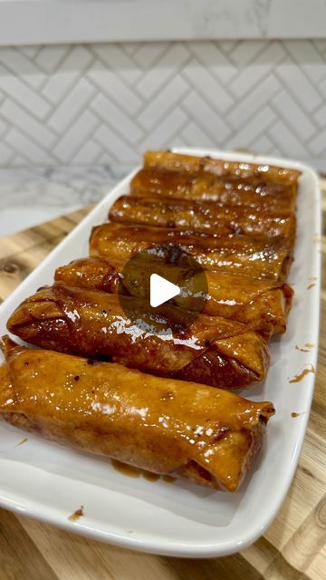 Julia Vuong on Instagram: "FILIPINO FRIED BANANAS 🍌

Sing it with me now, B is for bananas b a n a n a s! 

Ingredients:
-saba bananas 
-brown sugar 
-spring roll wrappers 

Caramel Sauce
-3 tbsp brown sugar 
-2 tbsp water 

Wrapper Seal
-1 tbsp flour 
-1.5 tbsp water

ENJOY!

#filipino #friedbanana #easyrecipe #caramel #crispy" Banana Rolls, Banana Spring Rolls, Fruit Deserts, Fruit Desert, Fruit Board, Banana Roll, Spring Roll Wrappers, Yummy Deserts, Filipino Foods