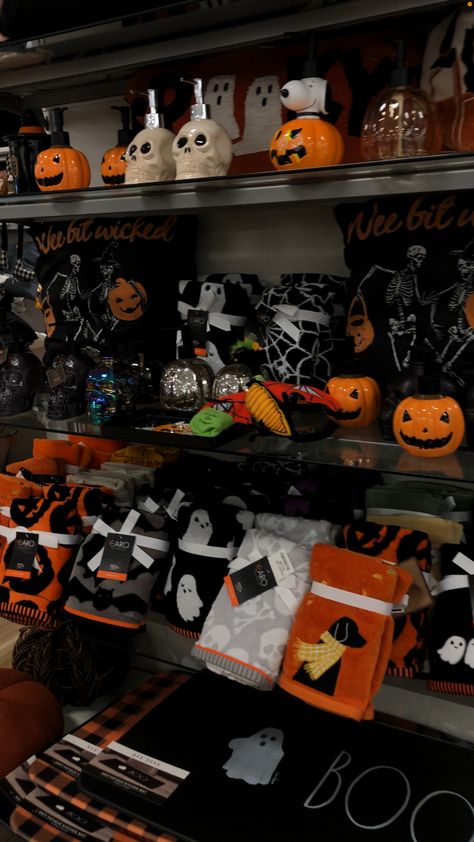 Halloween Shopping Aesthetic, Halloween Shops, Fall Szn, Halloween Sleepover, Halloween Bedroom Decor, Halloween Bedroom, Halloween Baskets, Halloween Room Decor, Halloween Facts