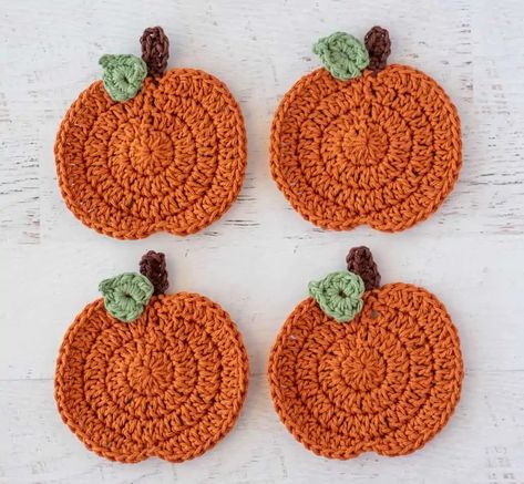 Great Harvest Pumpkin Coasters - Crochet 365 Knit Too Pelottava Halloween, Crochet Conversion Chart, Pumpkin Coasters, Crochet Fall Decor, Pumpkin Patterns, Crochet Apple, Beautiful Dawn, Crochet Beautiful, Pumpkin Applique