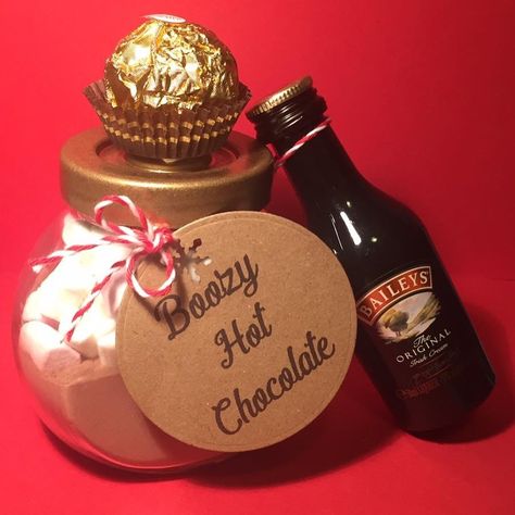 Hot Chocolate Wedding Favors, Christmas Favours, Booze Gift, Favours Ideas, Chocolate Baileys, Hot Chocolate Gift, Party House, Friend Gifts, Wedding Christmas