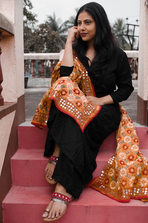 Black Suit With Phulkari Dupatta, Black Patiala Suit, Moye Moye, Punjabi Aesthetic, Black Kurta Set, Red Kurti, Black Kurti, Suit Styles, Black Kurta