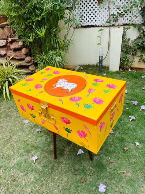 Trunk makeover Junk Box Ideas, Diy Trunk Makeover, Painted Trunk Ideas Diy, Tin Box Painting Ideas, Trunk Painting Ideas Diy, Metal Trunk Painting Ideas, Trunk Painting Ideas, Metal Trunk Makeover, Trunk Home Decor