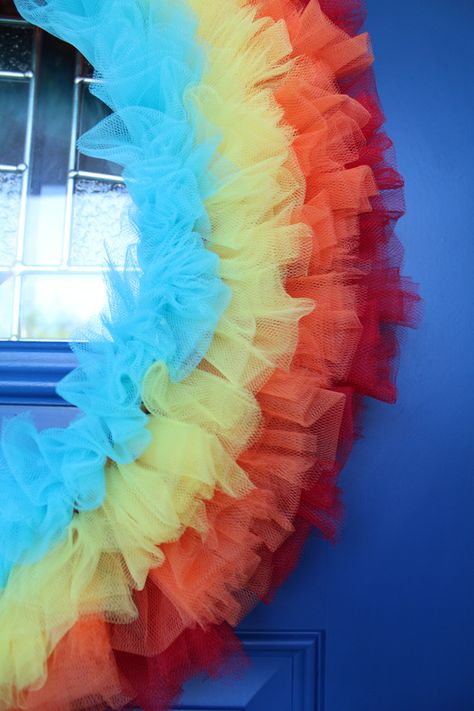 Rainbow Wreath Diy, November Decorations, Fall Tulle Wreath, Tulle Dress Diy, Tulle Wreath Tutorial, Tulle Wreath Diy, Christmas Tulle Wreath, Tulle Garland, St. Patrick's Day Diy