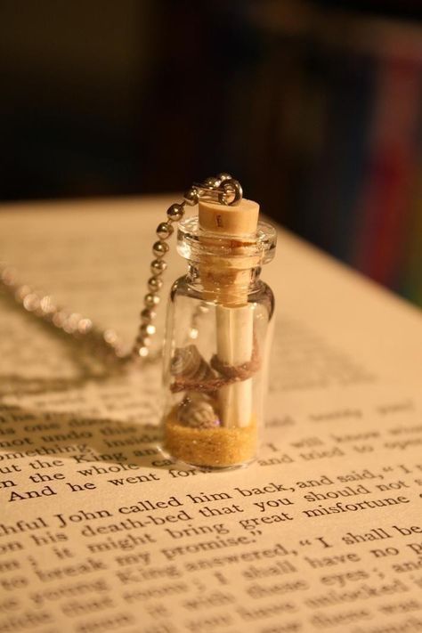 scroll, tiny shells and sand in a small corked bottle Potion Necklace, Tiny Bottles, Tiny Shells, Shells And Sand, Vial Necklace, Tiny Jars, Magic Bottles, Mini Glass Bottles, Mini Bottle