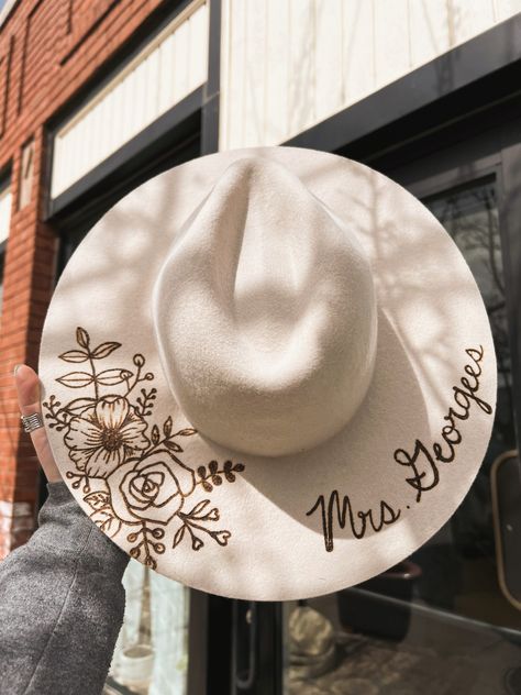 Burn Cowboy Hat, Hat Burning Ideas, Burnt Hat, Hats Cowgirl, Burned Hats, Etching Ideas, Hat Burning, White Hats, Custom Cowboy Hats