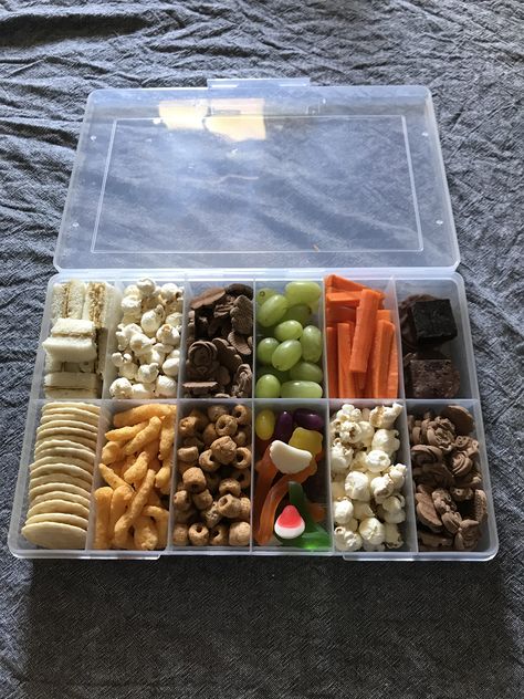 Snack tray for kids on a flight...worked wonders for my four year old with #coeliac disease as there were no other food options available to her on board. #snacks #flyingtips #holiday #flyingwithkids Snack Box For Plane, Plane Snacks Long Flights, Snacks For Plane, Roadtrip Snack Ideas, Snack Tray For Kids, Snacklebox Ideas, Airplane Party Food, Board Snacks, Plane Snacks