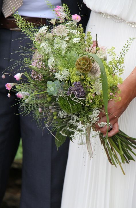 Bouquet Champetre, Wedding Flowers Wildflowers, Wildflower Wedding Bouquet, Grass Wedding, Flower Arrangements Simple, Wildflower Bouquet, Wedding Flower Inspiration, Meadow Flowers, Wildflower Wedding