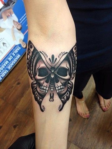 Butterfly Story, Skull Butterfly Tattoo, Tatuaje Cover Up, Story Tattoo, Butterfly Tattoos For Women, Design Butterfly, Inspiration Tattoos, Disney Tattoo, Butterfly Tattoos