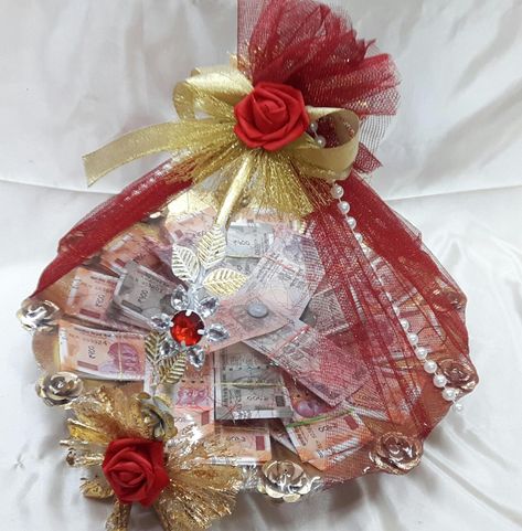 Cash Packing Ideas, Cash Packing Ideas For Wedding, Rupees Packing For Wedding, Packing Ideas For Wedding, God Bharai, Note Folding, Chhab Decoration, Decoration Indian Wedding, Wedding Cash Gift