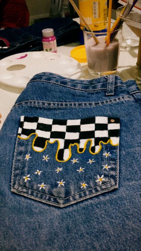 Paints On Jeans, Diy Jeans Painting, Painting In Jeans, Jean Painting Ideas Easy, Painted Back Pocket Jeans, Cute Painted Jeans, Jeans Diy Paint, How To Paint On Jeans, Paint Jeans Diy