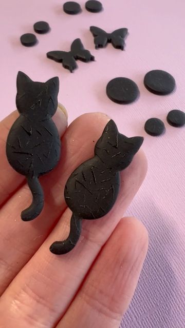 Black Cat Polymer Clay Earrings, Black Polymer Clay Ideas, Cat Earrings Diy, Cat Earrings Polymer Clay, Polymer Clay Magnet, Polymer Clay Cat, Black Kitties, Clay Supplies, Clay Magnets