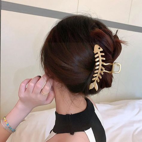 2.16US $ 2% OFF|Women Hair Claw Geometric Clamp Accessories Hairpin Acrylic Fashion Styling - Hair Claw - Aliexpress Fishbone Hairstyle, Large Hair Clips, Hair Clamp, Geometric Hair, Silver Shark, Hairpin Accessories, Shark Clip, Hair Grips, Hair Clamps