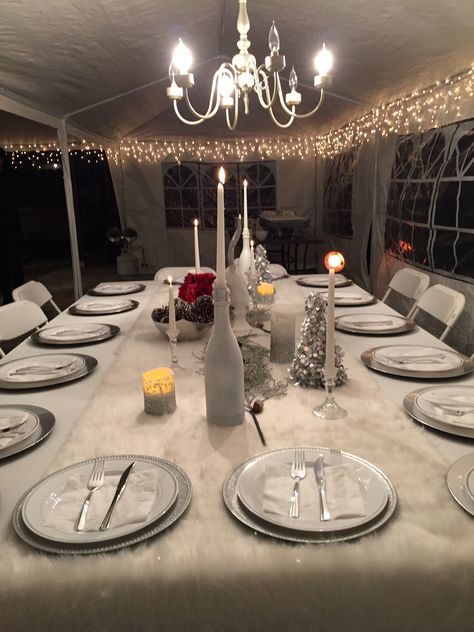 Outdoor tent. Christmas party table settings for a Winter Wonderland theme Outdoor Christmas Party Ideas, Party Tent Decorations, Diy Outdoor Party, Dinner Table Set Up, Thanksgiving Decorations Outdoor, Outdoor Christmas Party, Diy Dinner, Christmas Party Ideas, Christmas Party Table