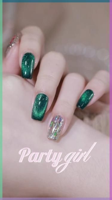 Short Aurora Nails, Nail Art Simple Green, Green Glitter Nail Designs, Green Cat Eye Nails Design, Green Cats Eye Nails, Emerald Green Cat Eye Nails, Cat Eye Nails Green, Cat Eye Christmas Nails, Green Cat Eye Nails