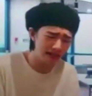 #hyunjin #straykids Rock Meme, Scared Face, Crying Face, Amazing Songs, Love My Man, Silly Faces, Kid Memes, Memes Kpop, Hwang Hyunjin