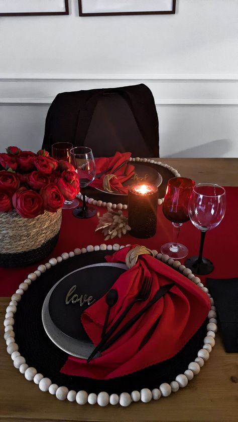 Black And Red Valentines Decor, Moody Valentines Day Decor, Valentines Set Up, Valentines Dinner Table Decor, Black And Red Table Setting, Valentine’s Day Tablescape, Valentines Dinner Table, Red Table Settings, Valentines Day Tablescapes