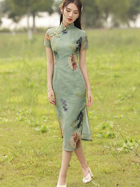 2021 Green Printed Modern Qipao / Cheongsam Dress Batik Cheongsam Modern, Cheongsam Modern Dress, Fashion Magazine Typography, Cheongsam Modern, Modern Qipao, Modern Cheongsam, Qipao Cheongsam, Traditional Chinese Dress, Dress Modern