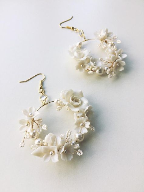 Pearl Earrings Bride, Chandelier Wedding Earrings, Bride Earrings Pearl, Clay Flower Earrings, Wedding Earrings Chandelier, Dresses Hairstyles, Wedding Earrings Studs, Bridal Jewellery Earrings, Princess Earrings