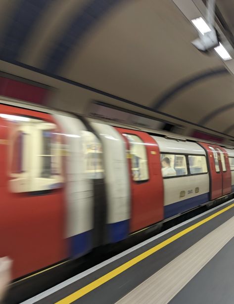 #tube #london #commuter #travel #city Tube Photography, Tube London, Aesthetic London, London Tube, Business Casual Summer, Travel City, New Era, Train, London