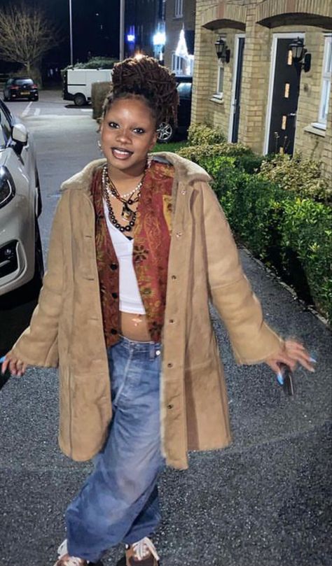 Latina Grunge Aesthetic, Poc Aesthetic Outfits, Winter Bohemian Outfits Black Women, 90s Earthy Outfits, Winter Spiritual Outfits, Midsize Earthy Outfits, Earth Tone Winter Outfit, Y2k Earthy Aesthetic, Birthday Outfit Daytime