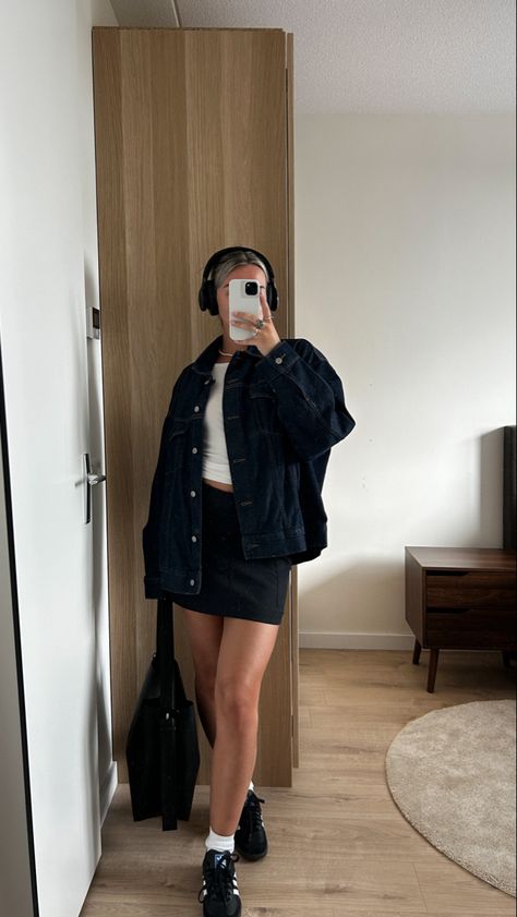 Black Samba Shoes Outfit, Black Sambas Outfit Aesthetic, How To Style Adidas Samba White, Samba Girl Outfit, Black Samba Outfits Women, Black And White Sambas Outfit, Black Skort Outfit Casual, Outfits With Black Sambas, Black Sambas Adidas Women Outfit