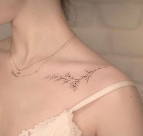 Collarbone Tattoos, Clavicle Tattoo, Collarbone Tattoo, Tato Minimal, Shoulder Blade Tattoo, Small Shoulder Tattoos, Small Pretty Tattoos, Petite Tattoos, Neck Tattoos