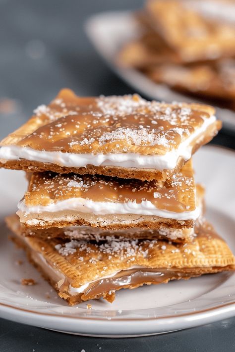 Smores Cracker Candy, Churro Cracker Toffee, Churro Cracker Candy, Sweet Saltine Cracker Recipe, Saltine Cracker Dessert, Graham Cracker Bark, Popcorn Desserts, Munchies Snacks Late Nights, Sweet Appetizers For Party