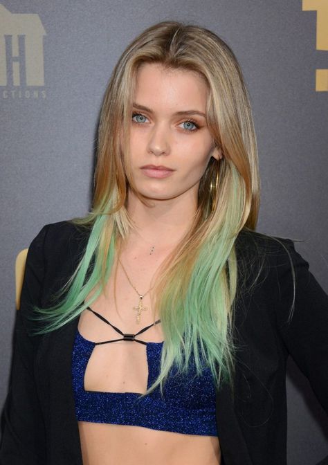 Cool Green Hair, Blonde Green Hair, Blonde And Green Hair, Green Hair Streaks, Green Hair Ideas, Emerald Hair, Haircare Tips, Cool Looks, Cool Green