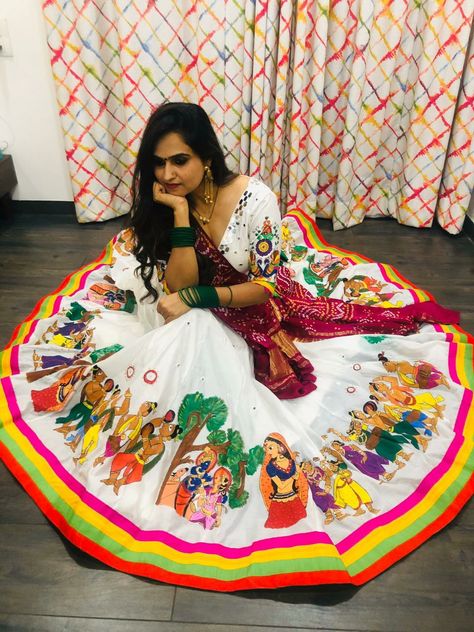 Hand Painted Navratri Chaniya Choli, Hand Painted Chaniya Choli, Saree Painting Designs, Fabric Flower Headbands, Fabric Paint Diy, Navratri Dress, Fashion Show Dresses, Sari Design, Floral Dress Design