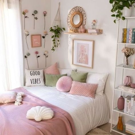 Girly Aesthetic Bedroom, Dorm Room Decor Ideas, Pastel Bedroom, Aesthetic Bedroom Ideas, College Dorm Room Decor, Girls Dorm Room, College Dorm Room, Girly Aesthetic, Pastel Room