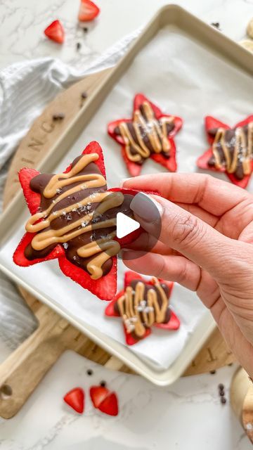 Have you tried the viral STRAWBERRY BANANA BARK? 🍓🍌 ‌ If not, do it now! These strawberry stars are the perfect healthy treat for... | Instagram Fruit Based Snacks, Strawberry Banana Bark, Banana Bark, Protein Dessert, Sliced Strawberries, Banana Bars, Tummy Yummy, Eating Light, Recipes Snacks