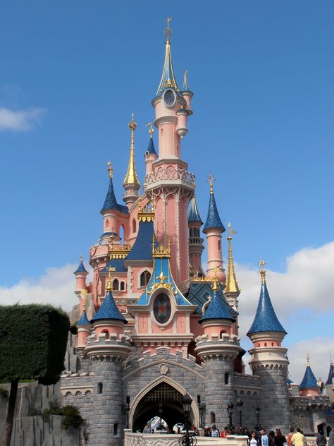 The happiest place on earth Disneyland Paris Château Disney, Disneyland Quotes, Walt Disney Castle, Disneyland Paris Castle, Disney Love Quotes, Cute Disney Quotes, Disneyland Attractions, Earth Quotes, Walt Disney Quotes