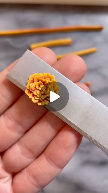 Clay Marigold Flowers, How To Make Clay Flowers, Polymer Clay Flowers Tutorial, Polymer Techniques, Paper Flower Ideas, Fimo Ideas, Polymer Flowers, Polymer Clay Embroidery, Clay Jewelry Tutorials