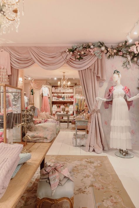 بيوت ملكية, Boutique Inspiration, Store Design Boutique, Boutique Decor, Boutique Interior, Upper East Side, Dream Room Inspiration, Pink Interior, Pink Princess