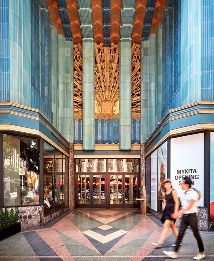 Art Deco Los Angeles - The New York Times Eastern Columbia Building, Art Deco Neon, Art Deco New York, Art Deco Theater, Los Angeles Architecture, Theatre Interior, Brick Cladding, New York Architecture, Building Signs