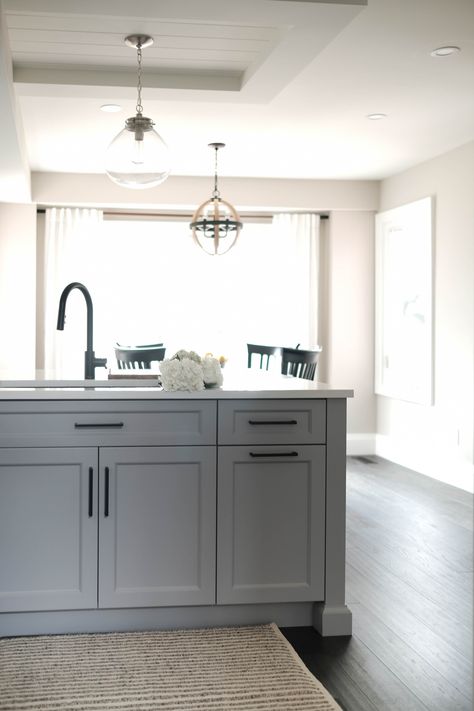 Light Grey Kitchen With Black Handles, Grey Kitchen With Black Handles, Bathroom Ideas Gray, Gray And White Kitchen Cabinets, Kombuis Idees, Grey And White Kitchen, Kitchens Decor, Diy Kitchen Makeover Ideas, White Kitchen Renovation