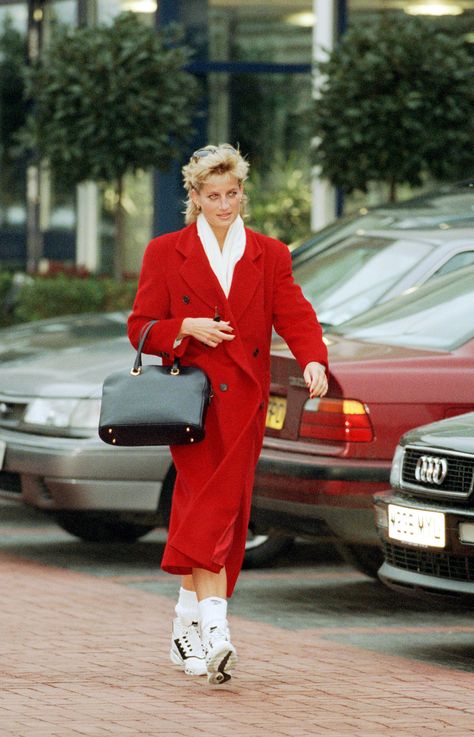 Never seen a single picture of Diana in which she doesn't look beautiful. She still looks alive. Aesthetic Princess Diana, Princess Diana Street Style, Diana Street Style, Red Coat Outfit, Aesthetic Princess, Princess Diana Fashion, Princess Diana Family, Princess Diana Pictures, Princes Diana