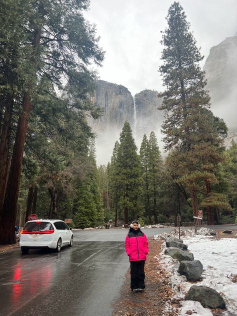 winter fashion yosemite national park puffer jacket style clothes #outfits #fashion #trendystreetstyle #streetstylefashion #streetwear #outfitinspiration Yosemite Outfit Winter, Yosemite National Park Outfit, Yosemite National Park Winter, Yosemite Outfit, Yosemite Winter, Florida National Parks, Sneakers Photography, Yosemite Trip, Park Outfit