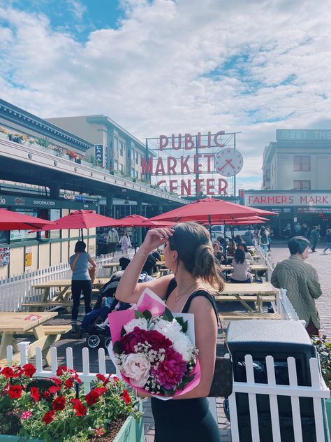 Flower bouquet at pike place market. Must see in Seattle #pikeplace #seattletodo #seattlesummer #seattlephotoinspo #pictureidea #ootd #zarastyle Pike Market Seattle Pictures, Seattle Aesthetic Instagram, Pikes Place, Pikes Place Market Seattle Outfit, Pike Place Market Outfit, Pike Place Market Photoshoot, Pike Place Market Aesthetic, Seattle Pictures Ideas, Pike Place Market Flowers