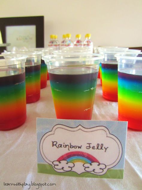 rainbow party food, rainbow jelly cup, layered jelly cup Rainbow Jello Cups, Rainbow Party Food, Rainbow Jello, 4de Verjaardag, Jello Cups, Jelly Cups, Rainbow Jelly, Trolls Birthday Party, Rainbow Parties