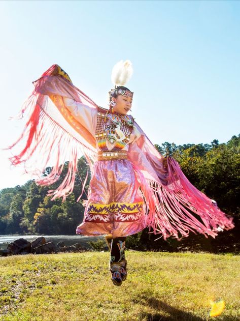 A fancy-dancer in Native American regalia that's pink is mid-jump. Grass Dance Outfits, Powwow Dancers, Fancy Shawl Regalia, Powwow Outfits, Native American Photography, Fancy Shawl, Cowboy Photography, Native American Dance, Powwow Regalia