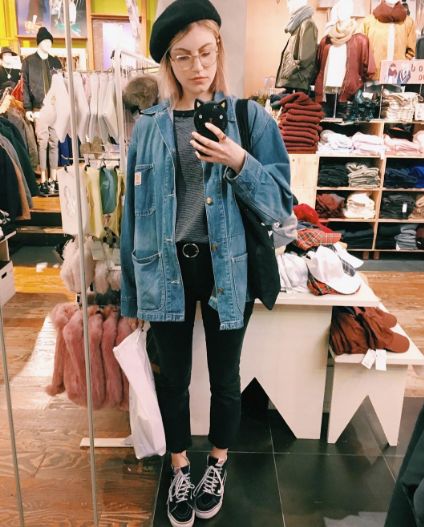 Berets Are Having A Moment #refinery29 http://www.refinery29.com/2016/11/128101/beret-outfits-comeback-fall-trend#slide-7 And your favorite wire-rim glasses.... Outfits With Berets, Grunge Hats, Beret Outfits, Beret Outfit, Looks Adidas, Glasses Outfit, Hats Style, Outfit Grunge, 2014 Fashion Trends