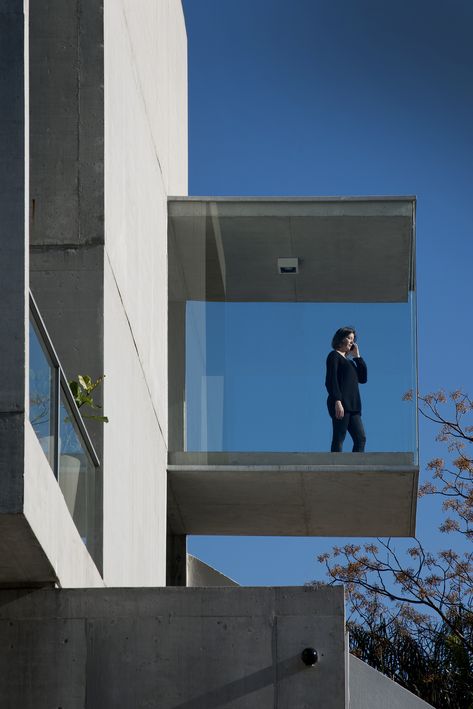 Corner Window Architecture, Parasite Architecture Design, Dream Penthouse, Parasitic Architecture, Modern Brick House, Corner Windows, Window Seat Design, Concrete House, Modern Architecture House