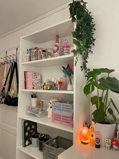 Shelf Decoration Ideas Bedroom, Ikea Shelf Inspiration, Dorm Room Shelf Decor, Cute Shelf Decor Aesthetic, Aesthetic Shelf Decor Bedroom, Bedroom Shelf Organization, Book Shelf Inspo Aesthetic, Shelf Inspo Bedroom, Shelf Organization Bedroom