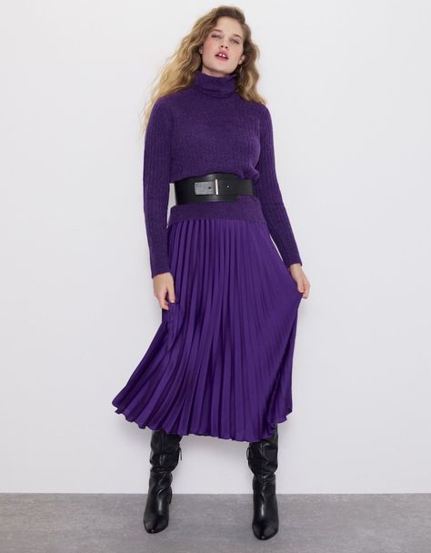 Thanksgiving Outfit Women, Winter Skirt Outfit, Strappy Mini Dress, Outfit Mujer, Winter Skirt, Skirt Outfit, Thanksgiving Outfit, Pleated Midi Skirt, Purple Fashion