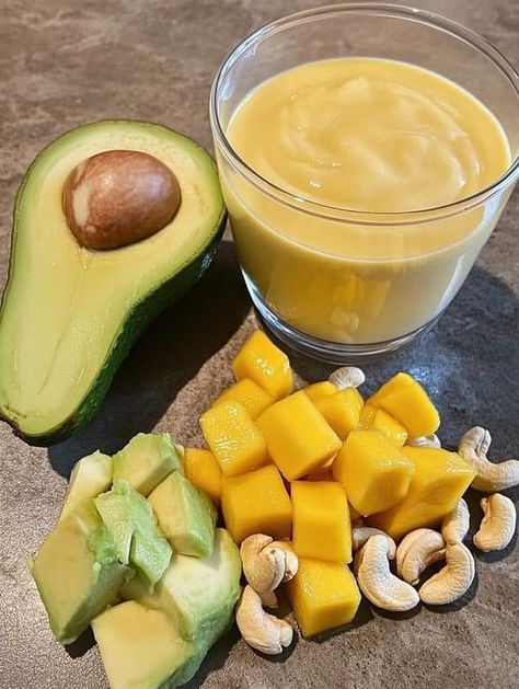 Mango Avocado Smoothie, Mango And Avocado, Mango Avocado, Mango Chunks, Jungle Juice, Tropical Smoothie, Avocado Smoothie, Smoothie Diet Plans, Smoothie Ingredients