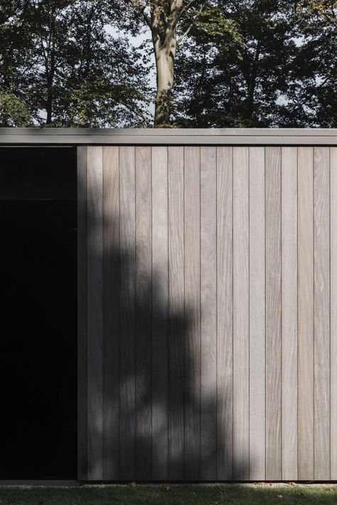 Oak Cladding, Sas Entree, Exterior Barn Doors, Screen Plants, Wood Cladding, Modern Barn, Facade Architecture, Facade House, Pool Houses