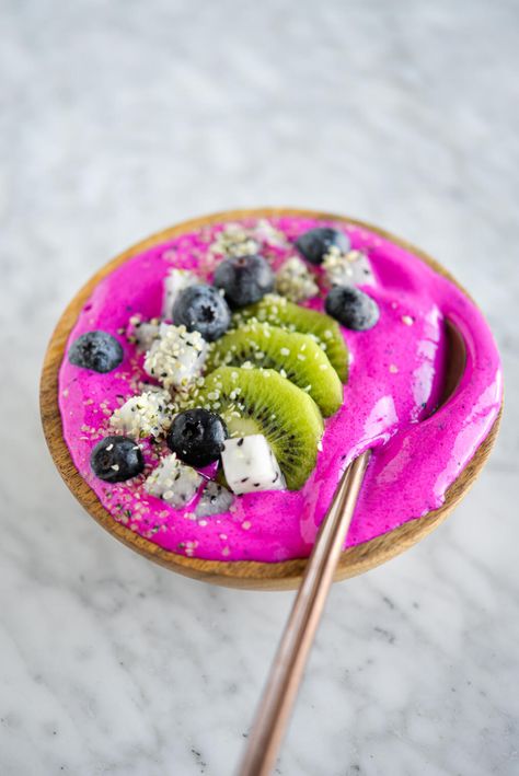 Dragon Fruit Bowl Recipes, Dragon Fruit Smoothie Bowl Recipe, Pitaya Bowl Recipe, Dragon Fruit Bowl, Pitaya Smoothie Bowl, Fruit Smoothie Bowl, Dragon Fruit Smoothie Bowl, Pitaya Smoothie, Pitaya Bowl